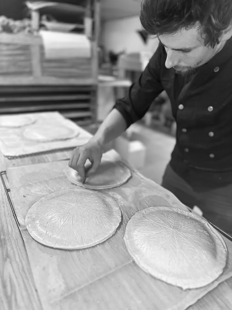 Boulanger façonnant le pain artisanal au fournil — L'Arbre à Pain